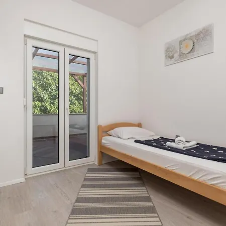 6 Bedroom Amazing In Holiday home *